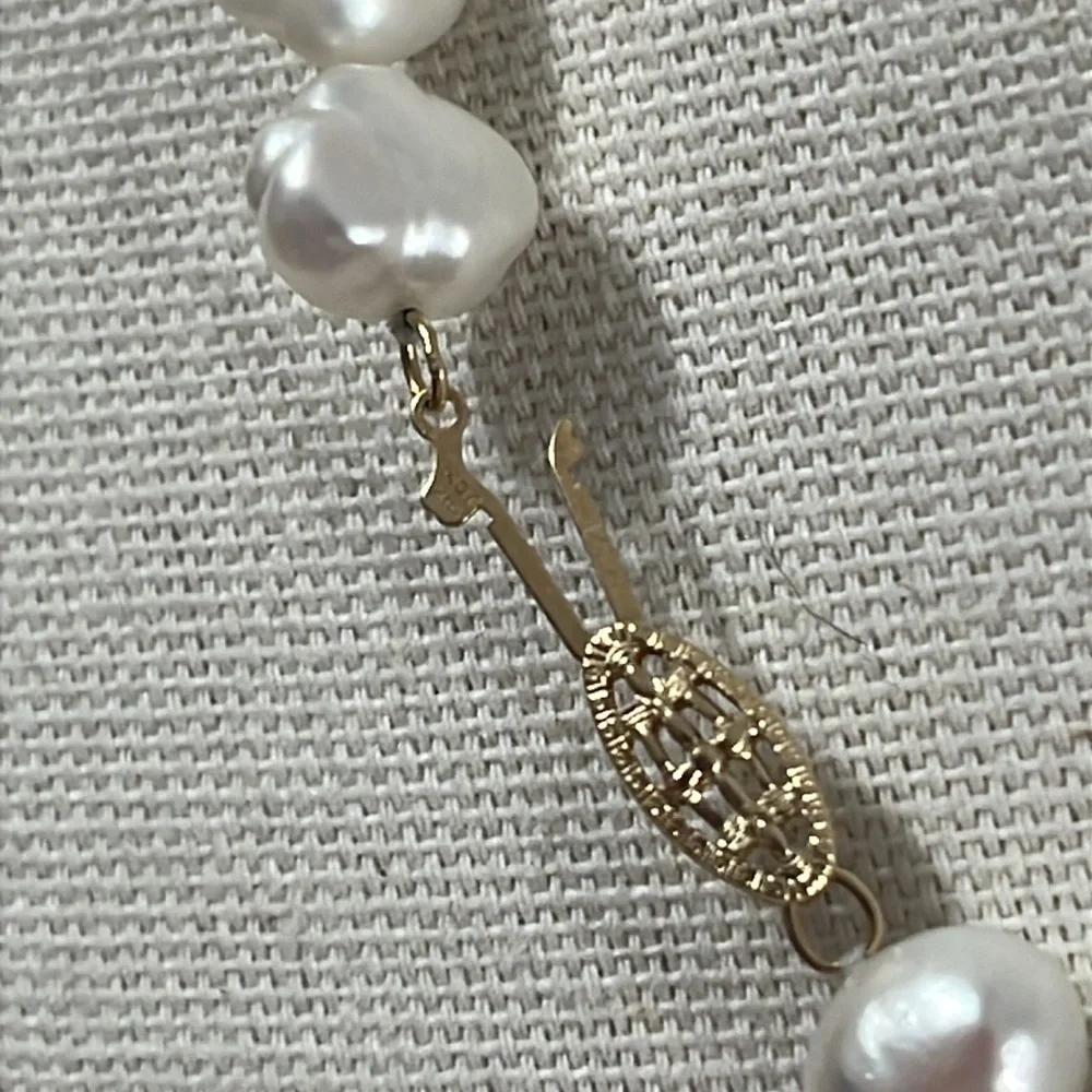 Elegant White Pearl Necklace - Picture 5 of 9